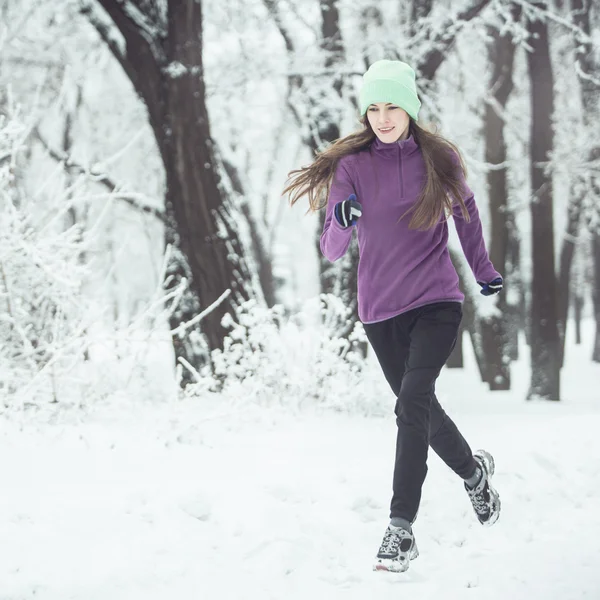 Зимний бег, упражнения женщина — стоковое фото