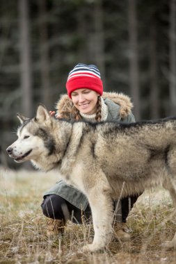 Kadın ile köpek. Alaskan malamute