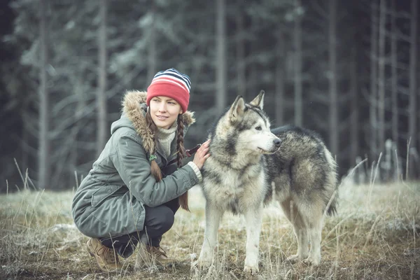 Kvinna med hund. Alaskan malamute — Stockfoto