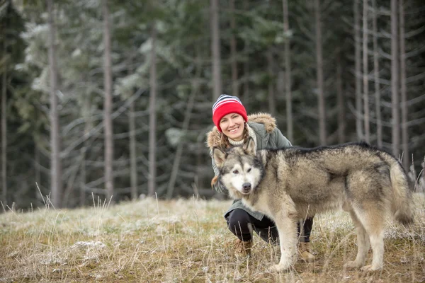 Mulher com cão. Malamute do Alasca — Fotografia de Stock