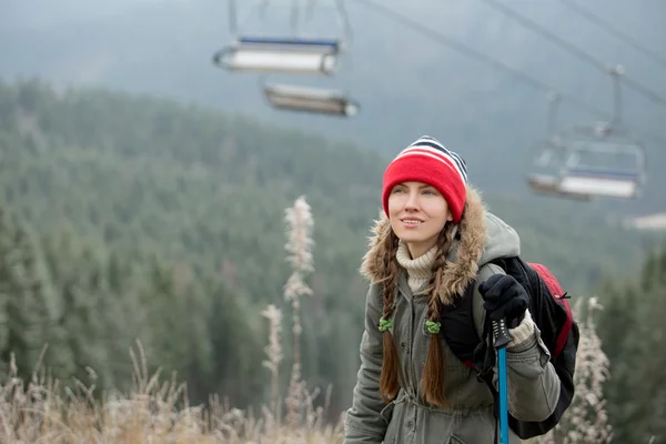 Vrouw, geen sneeuw en lege skiliften — Stockfoto