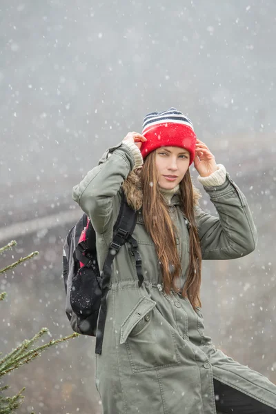 Jonge reiziger geniet van de versheid van de winter en reis — Stockfoto