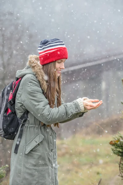 Ung resenär njuta av hennes resa och första snön — Stockfoto