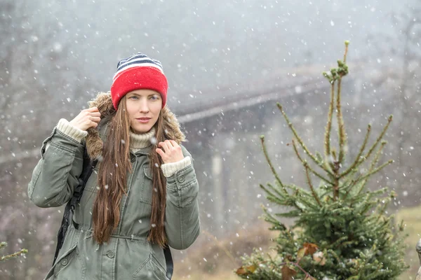 Jovem viajante desfrutar de viagem e neve firstn — Fotografia de Stock