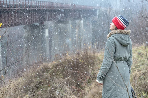 Reiziger geniet van haar reis winter — Stockfoto