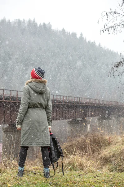 Vrouw wandelaar trektochten in de bergen — Stockfoto