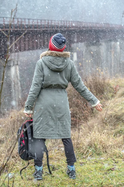 Vrouw wandelaar trektochten in de bergen — Stockfoto