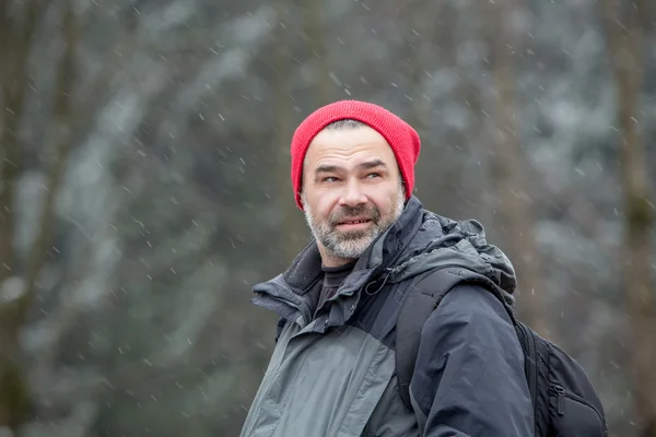 ハイキングの山の森を歩く装備を持つ男 — ストック写真