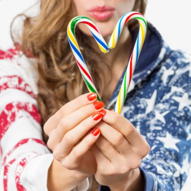 Eller şekerler tutun