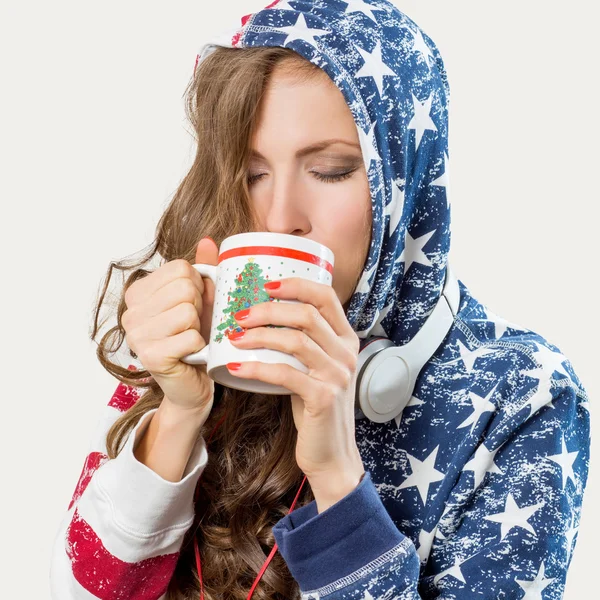 Hermosa chica descansando, bebiendo café y escuchando música — Foto de Stock