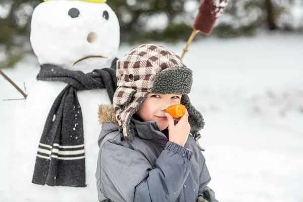 Criança engraçada feliz inverno — Fotografia de Stock