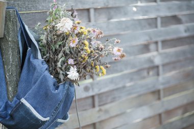 Ahşap arka plan üzerinde çiçekler