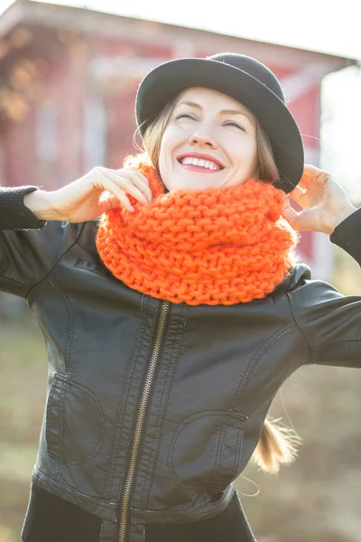 Gelukkige vrouw buiten portret — Stockfoto