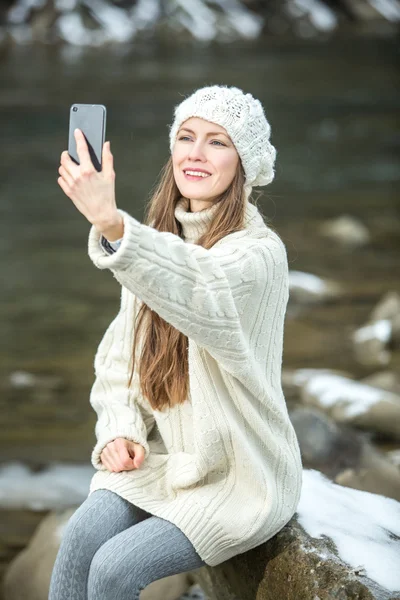 Žena používající mobilní telefon — Stock fotografie