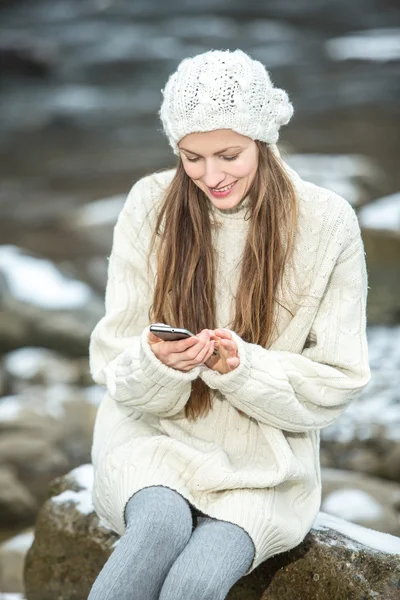 女性アウトドアは彼女の携帯電話にテキスト メッセージ。冬 — ストック写真