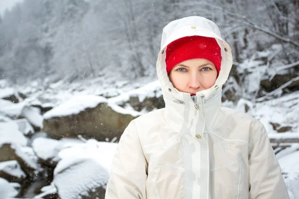 Avontuur vrouw in winter mountain — Stockfoto