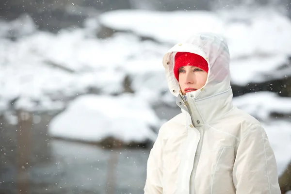 Avontuur vrouw in winter mountain — Stockfoto