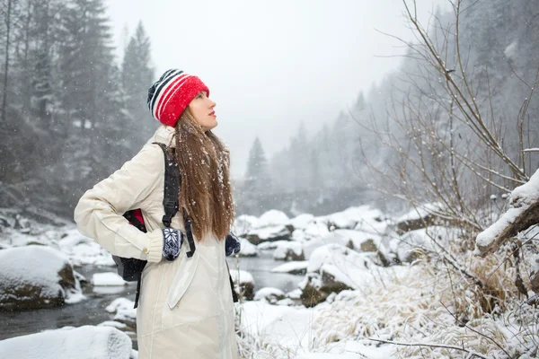 Wandelen vrouw in Bergen — Stockfoto