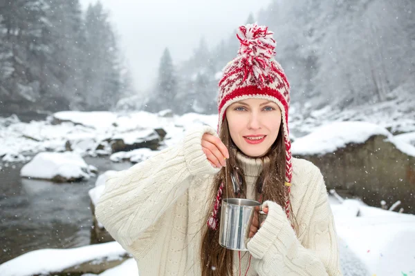 Winterfrau trinkt heißen Tee — Stockfoto