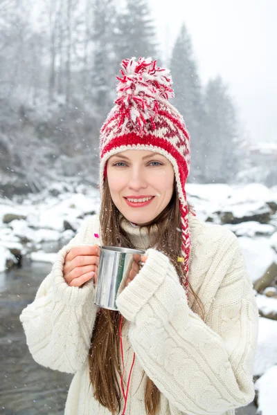 Donna invernale bere tè caldo — Foto Stock