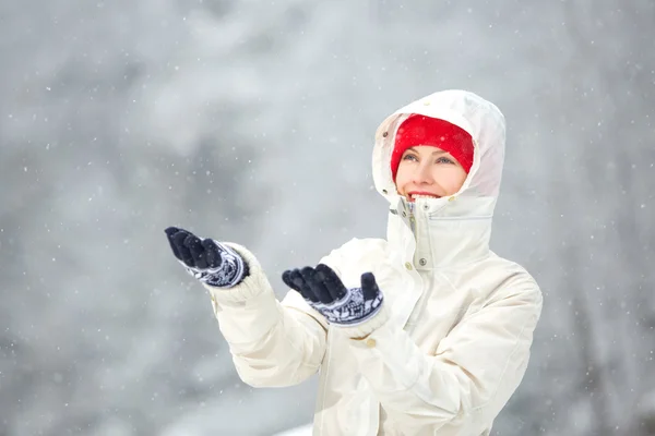 Χειμώνα χαρά γυναίκα, το πρώτο χιόνι — Φωτογραφία Αρχείου