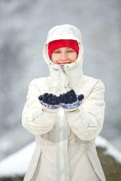 Invierno alegría mujer, primera nieve — Foto de Stock