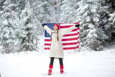 Amerikan bayrağı olan vatansever kadın