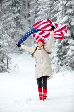 Amerikan bayrağı olan vatansever kadın