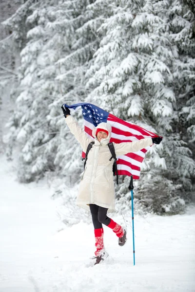 Jonge reiziger genieten van haar winter vakantie buitenleven — Stockfoto