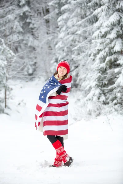 Patriottische jonge vrouw met de Amerikaanse vlag — Stockfoto