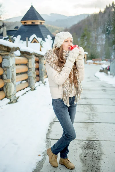 Winter vrouw drinken thee of koffie — Stockfoto