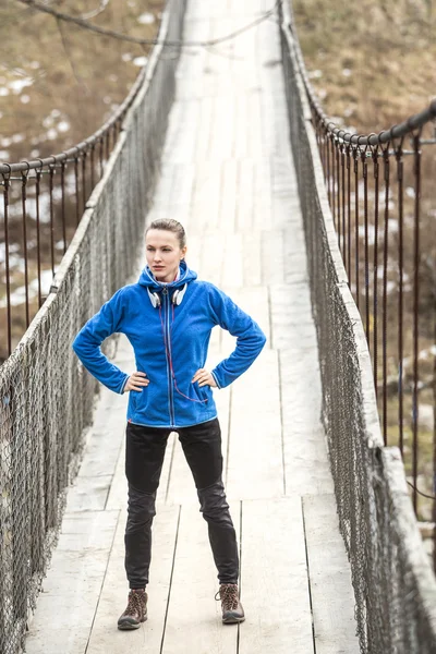 Winter lopende vrouw ontspannen — Stockfoto