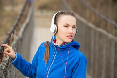 Müzik çalışan kadın