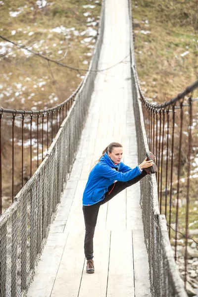 Courir femme étirement — Photo