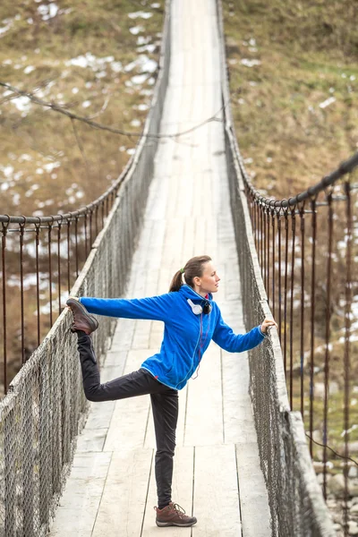 Courir femme étirement — Photo