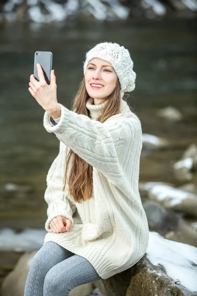 Donna invernale utilizzando smart phone — Foto Stock