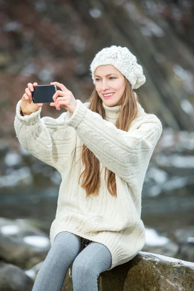 Winter woman using smart phone — Stock Photo, Image
