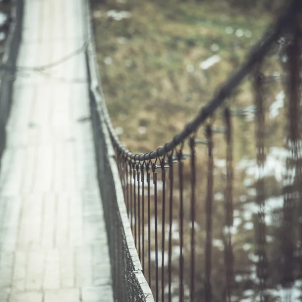 Alte Brücke im nebligen Park — Stockfoto