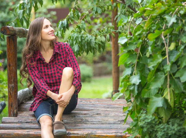 緑豊かな庭園の若い女性 — ストック写真