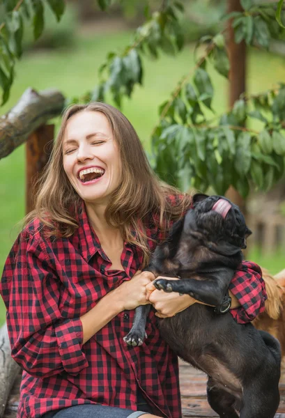 Glad tjej med en hund slickar hennes ansikte — Stockfoto