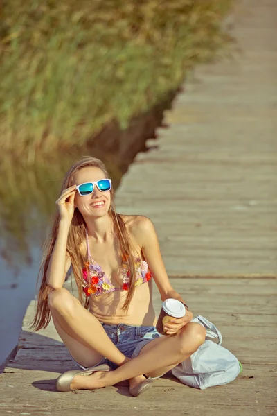 Fille sur la plage — Photo