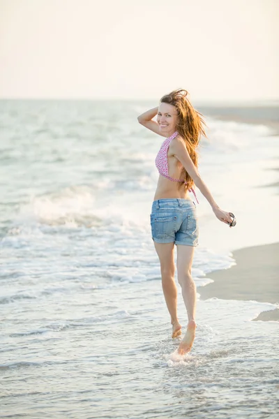 Running woman on beach — Stock Photo, Image