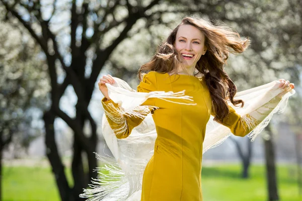 Giovane donna in esecuzione nel parco primaverile — Foto Stock