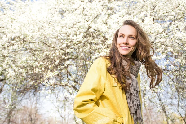 Portret van voorjaar vrouw wandelen in tuin — Stockfoto