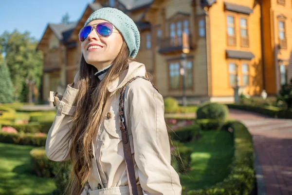 Young woman in spring park — Stock Photo, Image