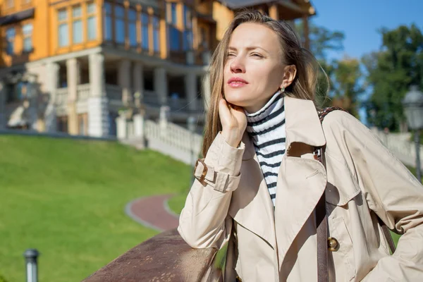 Jeune femme dans le parc de printemps — Photo