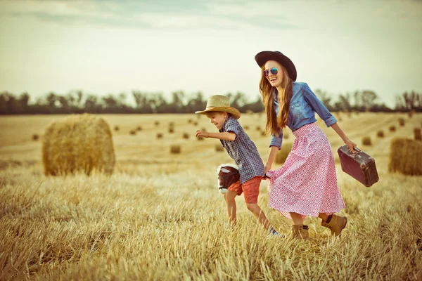 Carino famiglia in viaggio — Foto Stock