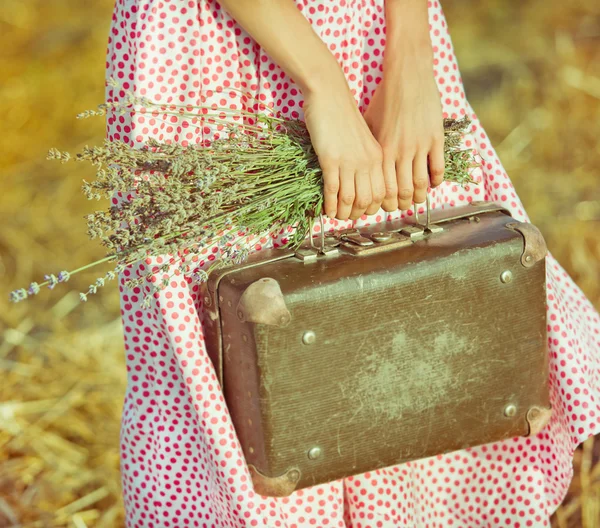 Mujer joven con una maleta vintage —  Fotos de Stock