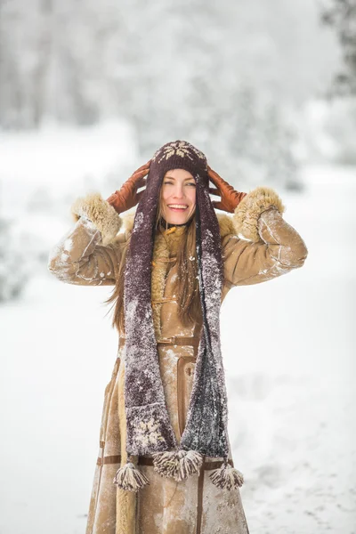 Ung kvinna att ha kul i vinter park — Stockfoto