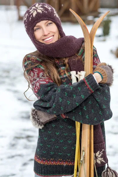 Fille avec équipement de ski rétro — Photo